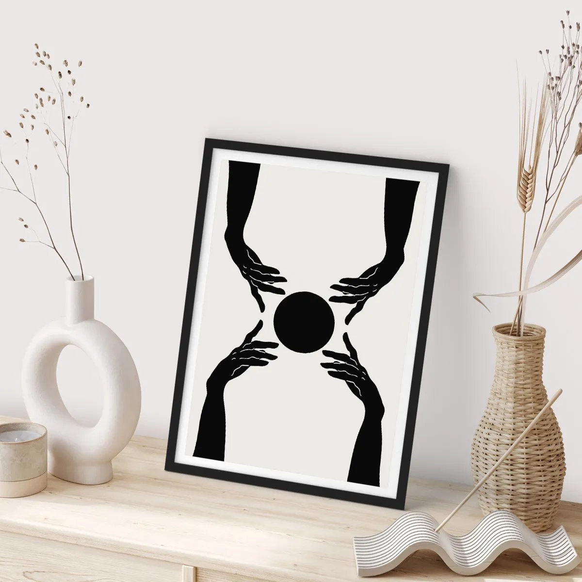 Poster în ramă neagră - Grafică alb-negru a unei mâini cu o minge - 50x70cm - Semnul secret - Decorațiune modernă pentru perete pentru living și dormitor ARTTOR