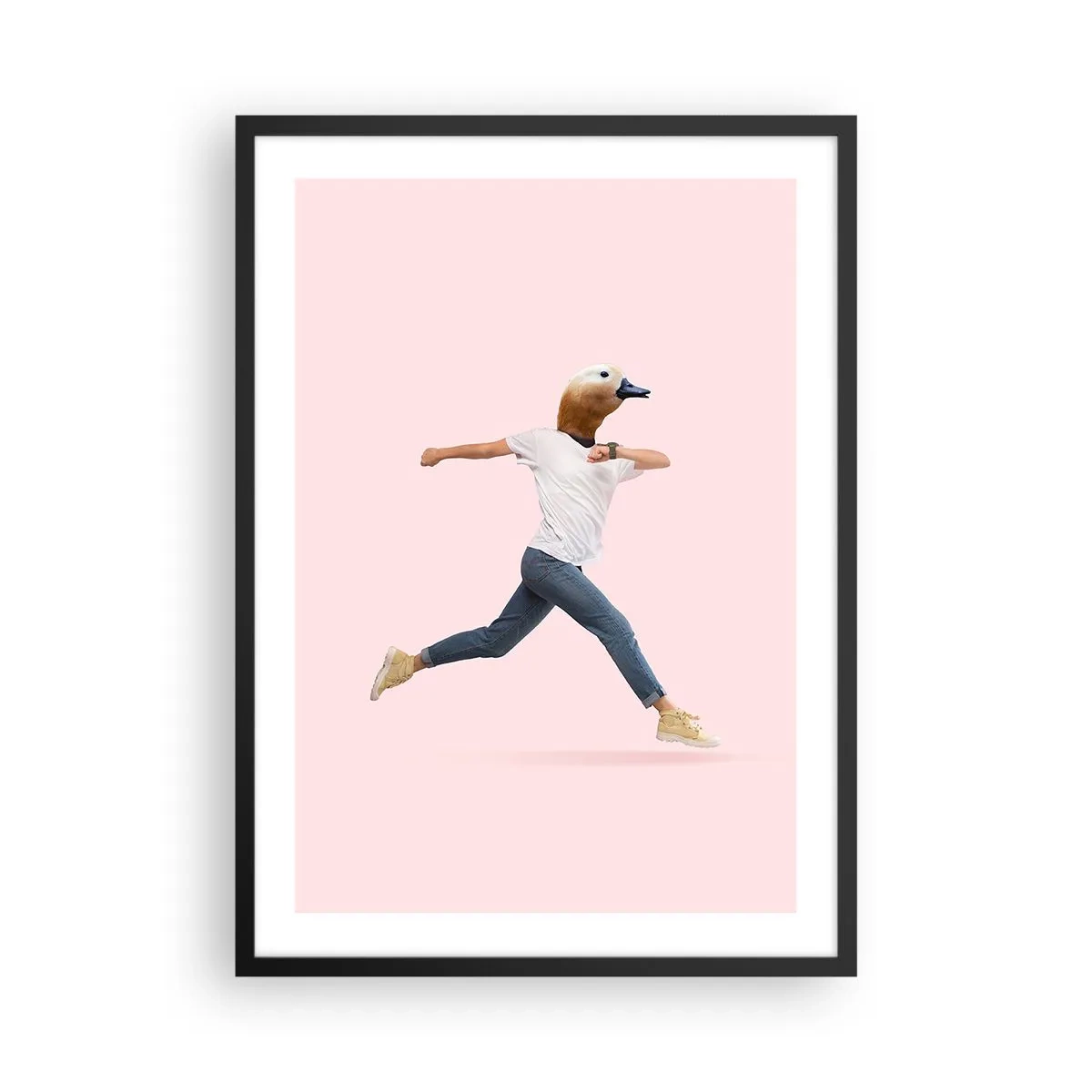 Poster în ramă neagră - O figură alergătoare cu cap de pasăre pe un fundal roz - 50x70cm - Un strop de absurditate - Decorațiune modernă pentru perete pentru living și dormitor ARTTOR