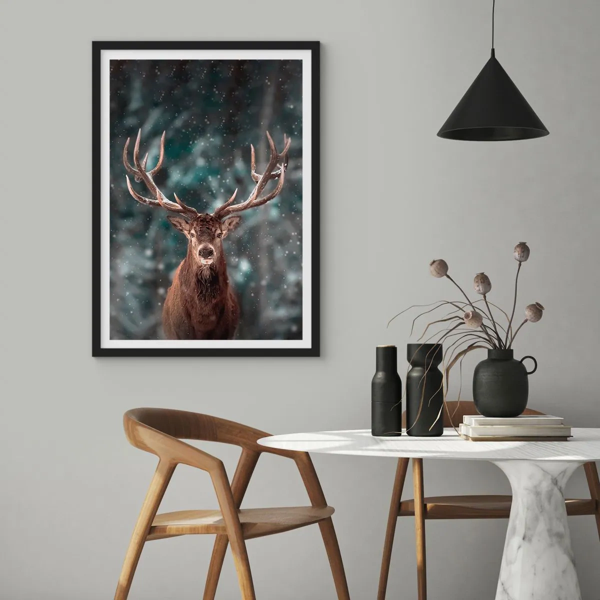 Poster în ramă neagră - Portretul unui cerb cu coarne impresionante pe fundalul unei păduri de iarnă - 50x70cm - Regele pădurii a fost încoronat - Decorațiune modernă pentru perete pentru living și dormitor ARTTOR