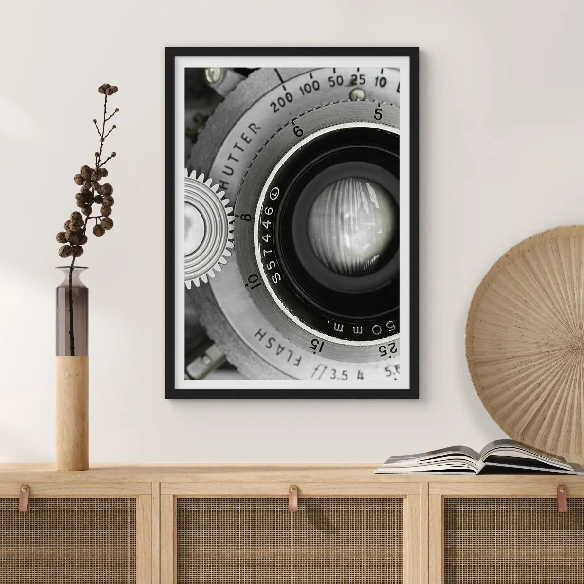 Poster în ramă neagră - Prim-plan al unui obiectiv de cameră cu detalii metalice - 50x70cm - Povestea de la Hollywood - Decorațiune modernă pentru perete pentru living și dormitor ARTTOR