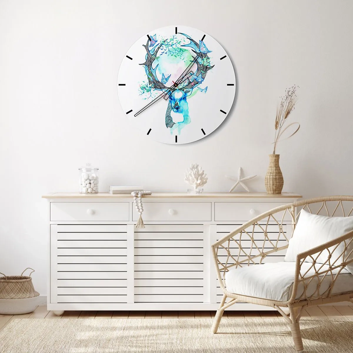 Ceas de perete - Ceas pe sticlă - Cerb artistic cu ramuri și fluturi pe fundal alb - 30x30cm - Forța și delicatețea naturii - Decorațiune modernă pentru perete pentru living, bucătărie și dormitor ARTTOR