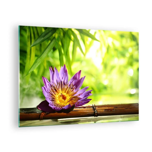 Tablou pe sticlă - Floare de lotus violet pe o placă de bambus cu fundal verde - 70x50cm - În soarele asiatic - Decorațiune modernă pentru perete pentru living și dormitor ARTTOR