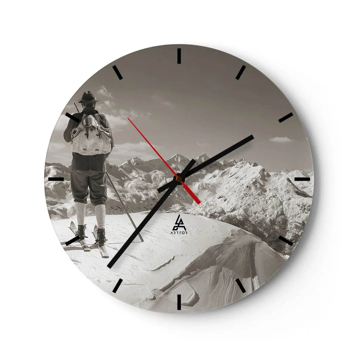 Ceas de perete - Ceas pe sticlă - Schior pe fundalul munților acoperiți de zăpadă în stil retro - 30x30cm - Și munții sunt la fel - Decorațiune modernă pentru perete pentru living, bucătărie și dormitor ARTTOR