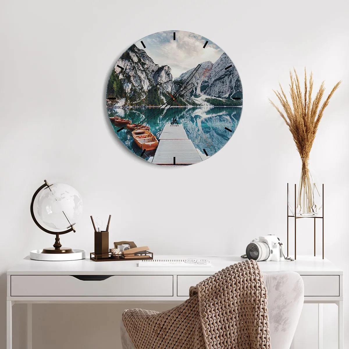 Ceas de perete - Ceas pe sticlă - Un debarcader din lemn și bărci pe fundalul unui lac de munte - 30x30cm - Îți vom arăta frumusețea - Decorațiune modernă pentru perete pentru living, bucătărie și dormitor ARTTOR