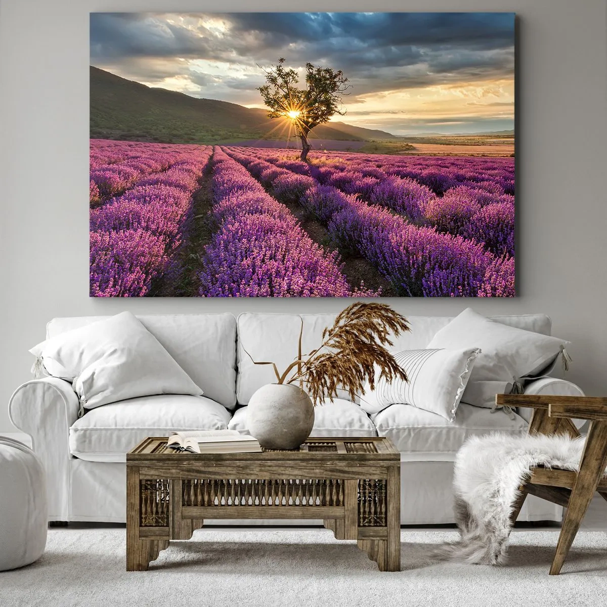 Tablou pe pânză Canvas - Un câmp de lavandă cu un copac singuratic la apus - 70x50cm - Aroma în liliac - Decorațiune modernă pentru perete pentru living și dormitor ARTTOR