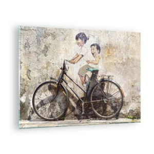 Tablou pe sticlă - O pictură murală cu o bicicletă și figuri de copii pe un fundal de perete. - 70x50cm - Adevărat sau fals? - Decorațiune modernă pentru perete pentru living și dormitor ARTTOR
