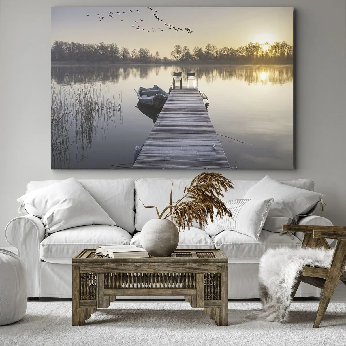 Tablou pe pânză Canvas - Un dig pe malul lacului dimineața, cu o barcă și scaune - 70x50cm - O să mă întorc în curând - Decorațiune modernă pentru perete pentru living și dormitor ARTTOR