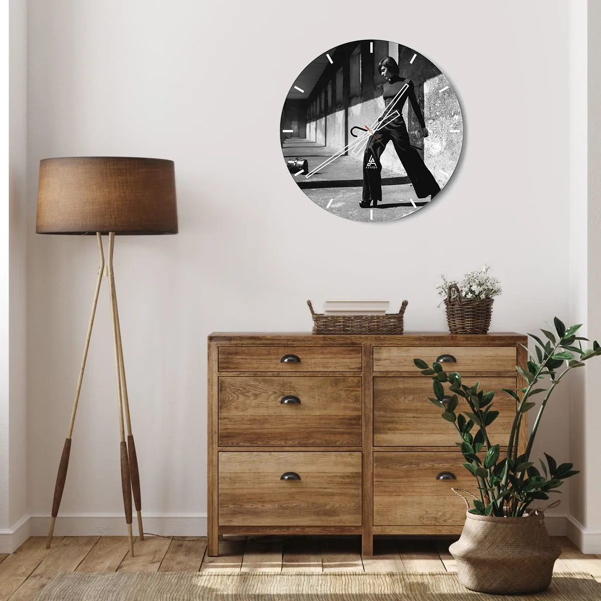Ceas de perete - Ceas pe sticlă - Fotografie alb-negru a unei femei într-o ținută elegantă, într-un cadru industrial. - 30x30cm - Eleganță urbană - Decorațiune modernă pentru perete pentru living, bucătărie și dormitor ARTTOR