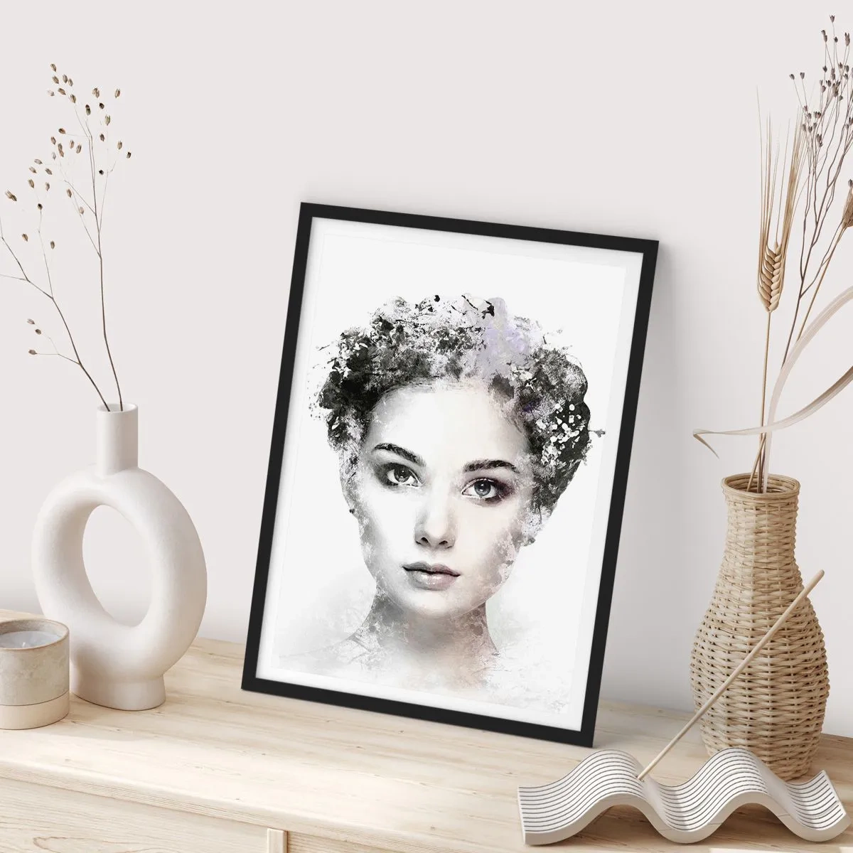 Poster în ramă neagră - Portret artistic al unei femei cu elemente abstracte - 50x70cm - Un portret extrem de elegant - Decorațiune modernă pentru perete pentru living și dormitor ARTTOR