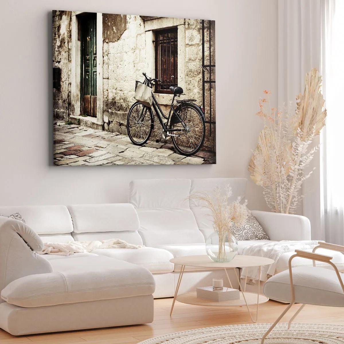 Tablou pe pânză Canvas - O bicicletă lângă un zid de piatră cu o fereastră și o ușă în stil retro - 70x50cm - Înapoi în trecut - Decorațiune modernă pentru perete pentru living și dormitor ARTTOR