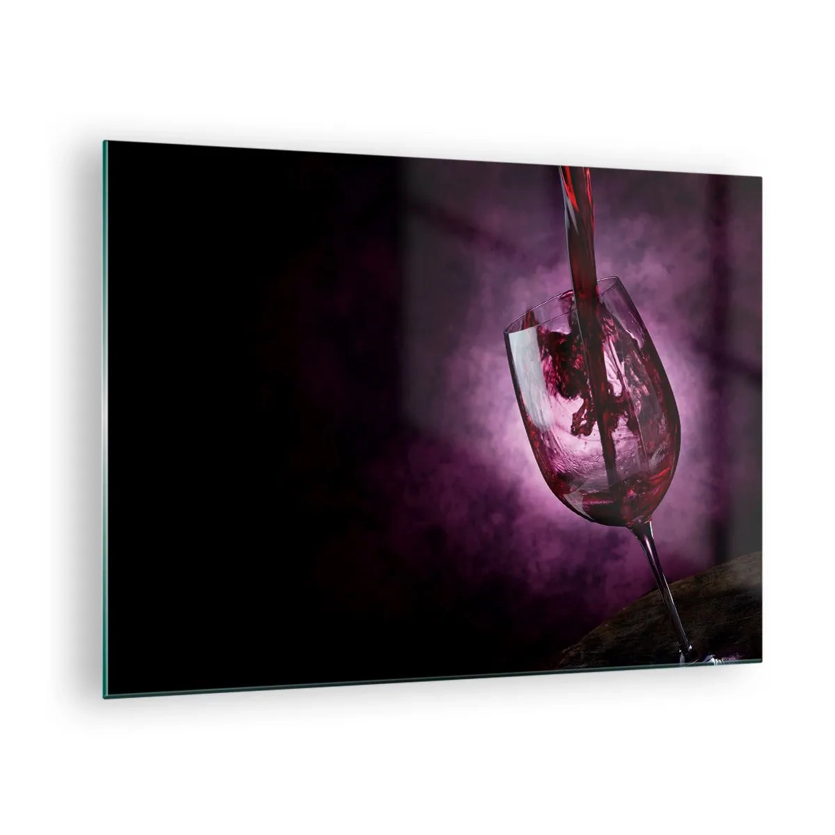 Tablou pe sticlă - Vin roșu turnat într-un pahar pe un fundal violet - 70x50cm - Stacojiu? Carmin? Nu, rubin. - Decorațiune modernă pentru perete pentru living și dormitor ARTTOR