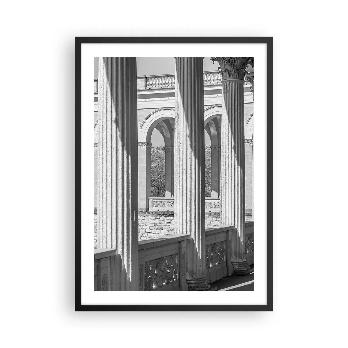 Poster în ramă neagră - Coloane în arhitectură cu umbre subtile - 50x70cm - Arcadă însorită - Decorațiune modernă pentru perete pentru living și dormitor ARTTOR