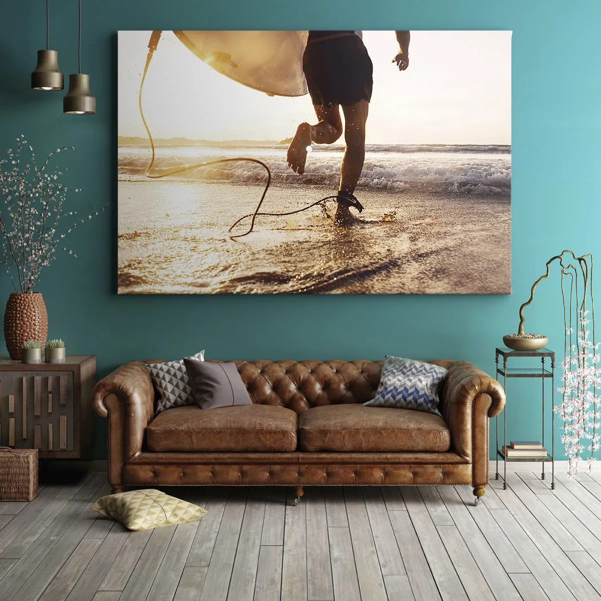Tablou pe pânză Canvas - Un surfer aleargă de-a lungul plajei cu placa sa la soare. - 70x50cm - Pentru a întâmpina valul - Decorațiune modernă pentru perete pentru living și dormitor ARTTOR