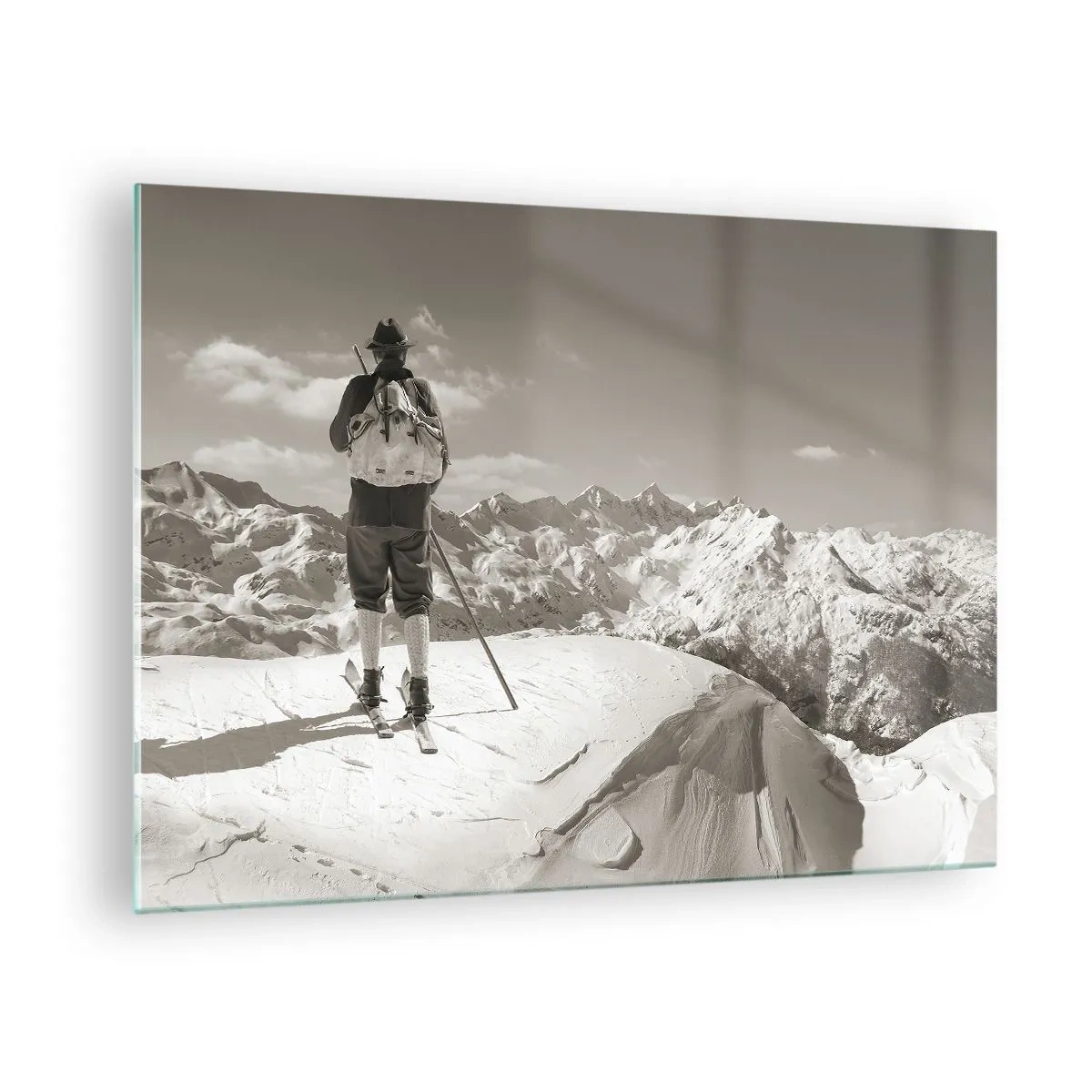 Tablou pe sticlă - Schior pe un vârf de munte în alb și negru - 70x50cm - Și munții sunt la fel - Decorațiune modernă pentru perete pentru living și dormitor ARTTOR