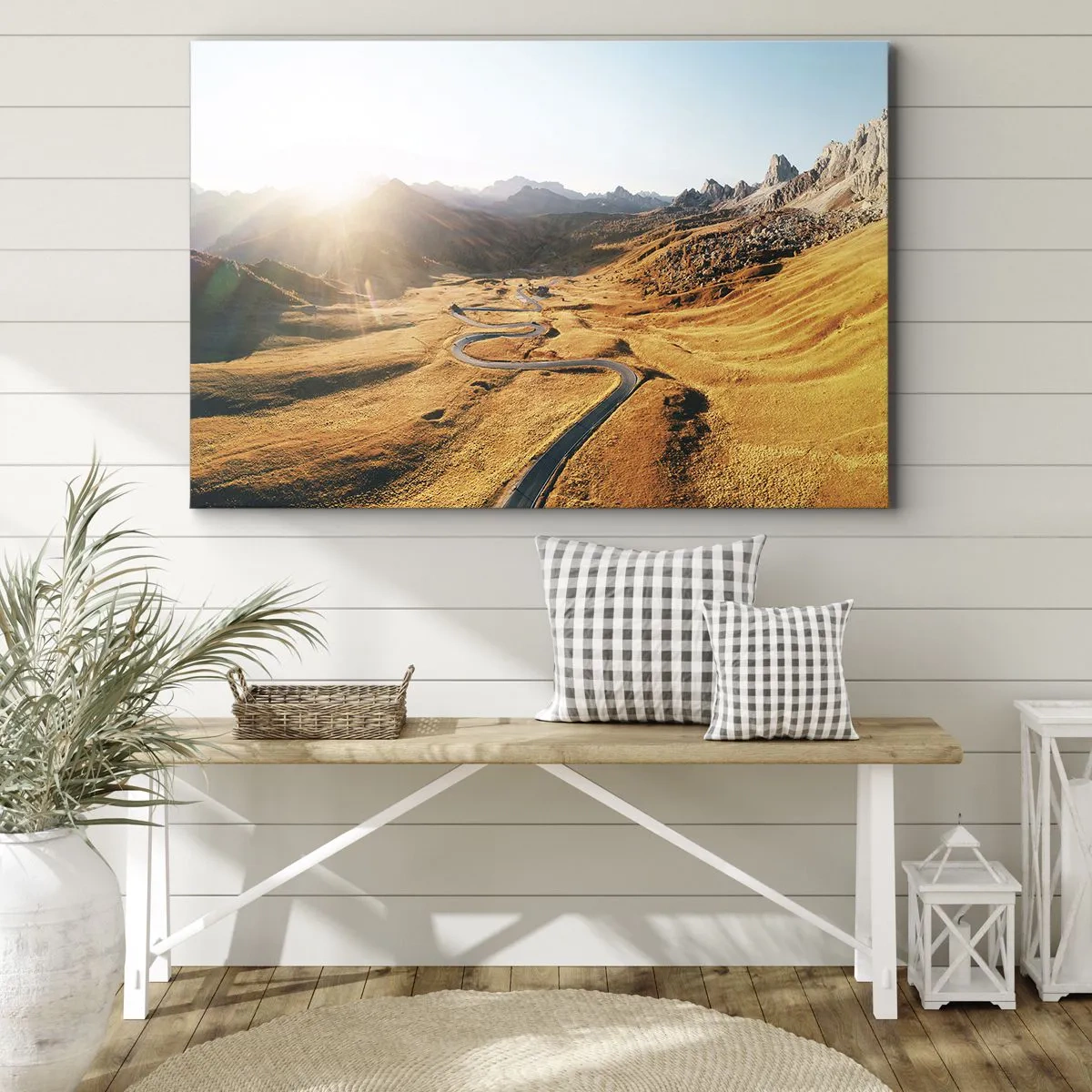 Tablou pe pânză Canvas - Un drum șerpuitor în munți, luminat de soarele care apune - 70x50cm - Într-o vale de aur - Decorațiune modernă pentru perete pentru living și dormitor ARTTOR