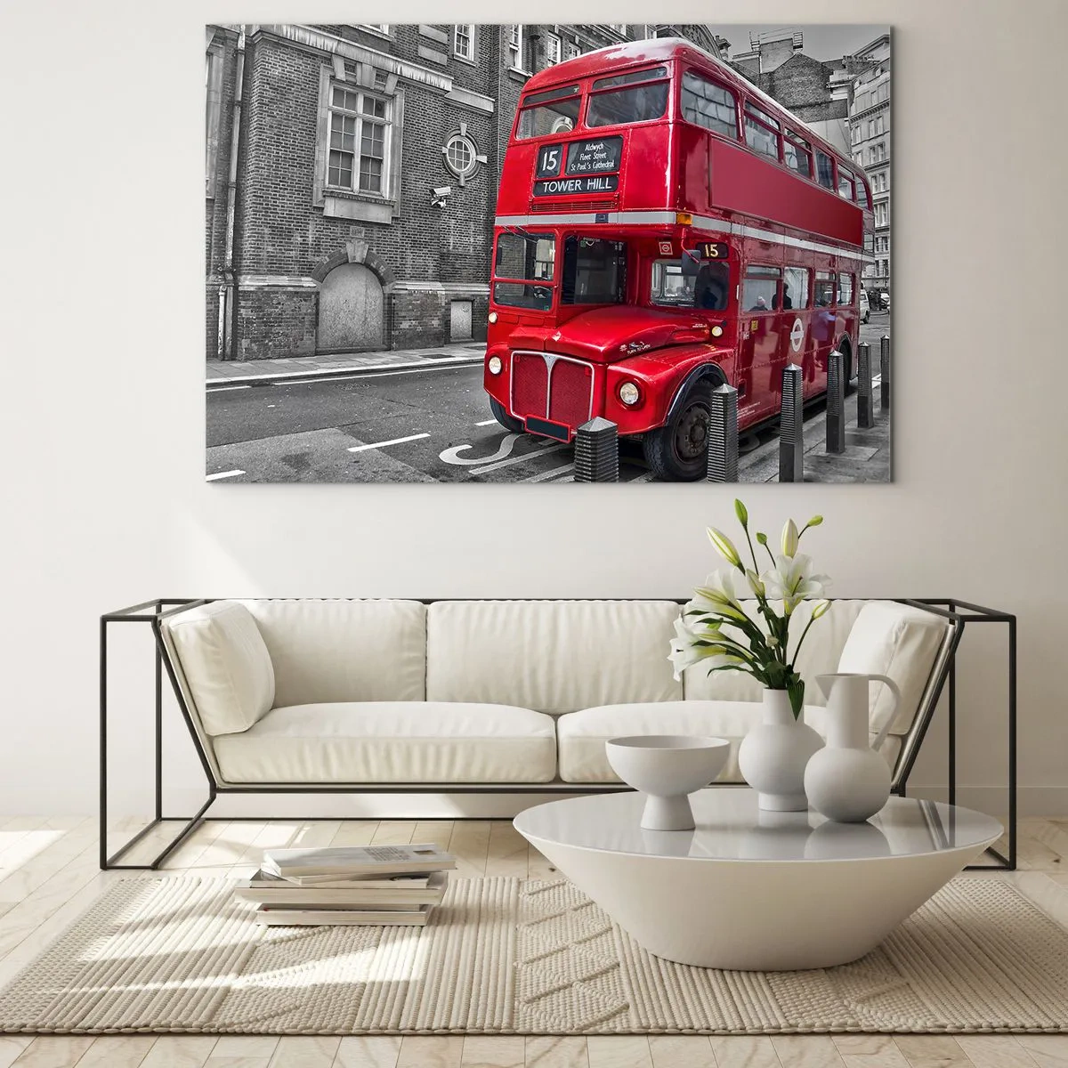 Tablou pe sticlă - Un autobuz roșu londonez pe un fundal de stradă alb-negru - 70x50cm - Întotdeauna la fel - Decorațiune modernă pentru perete pentru living și dormitor ARTTOR