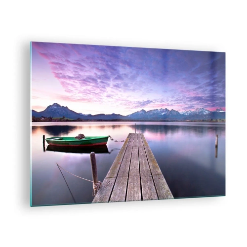 Tablou pe sticlă - Barcă verde pe un dig cu un fundal montan la răsărit - 70x50cm - Tăcere prietenoasă - Decorațiune modernă pentru perete pentru living și dormitor ARTTOR