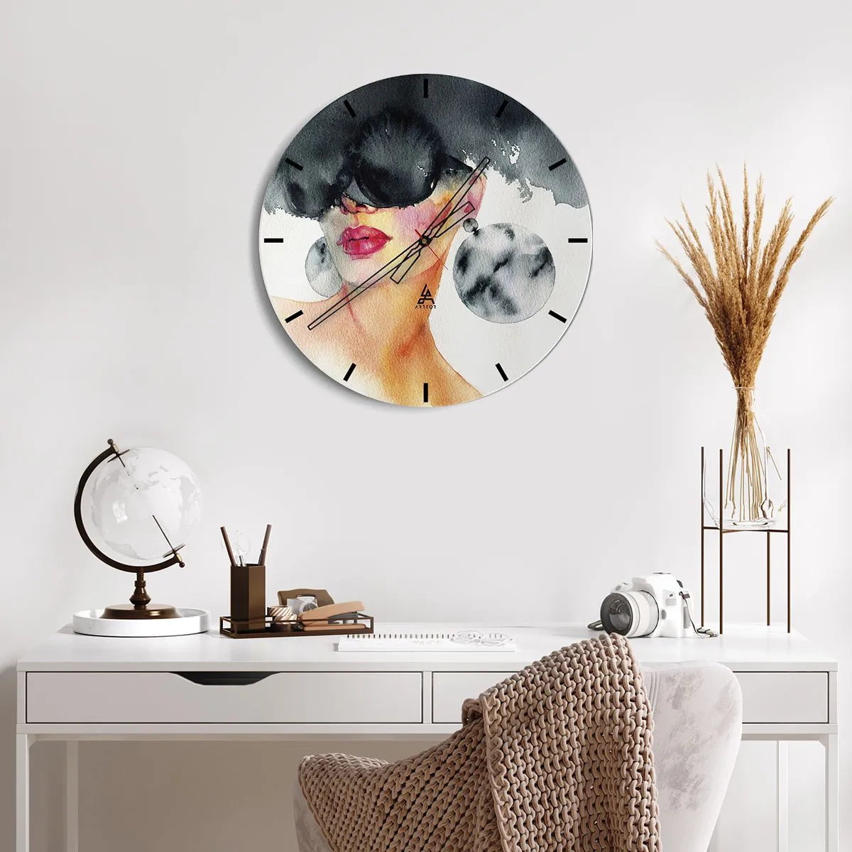 Ceas de perete - Ceas pe sticlă - Portretul unei femei purtând ochelari și cu cercei mari, acuarelă - 30x30cm - Secretul eleganței - Decorațiune modernă pentru perete pentru living, bucătărie și dormitor ARTTOR