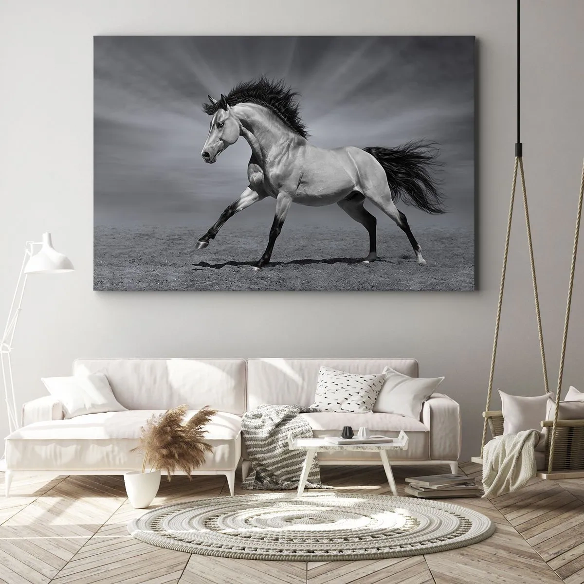 Tablou pe pânză Canvas - Un cal alb-negru într-o poză dinamică în deșert. - 70x50cm - Născut pentru a încânta - Decorațiune modernă pentru perete pentru living și dormitor ARTTOR