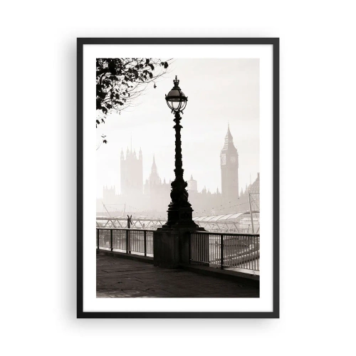Poster în ramă neagră - fotografie alb-negru a unui far pe fundalul unor repere urbane încețoșate. - 50x70cm - Londra de dimineața - Decorațiune modernă pentru perete pentru living și dormitor ARTTOR