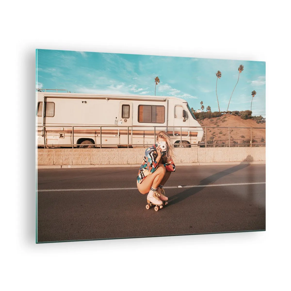 Tablou pe sticlă - O fată pe role care face poze în soarele Californiei. - 70x50cm - Zâmbiți, vă rog! - Decorațiune modernă pentru perete pentru living și dormitor ARTTOR
