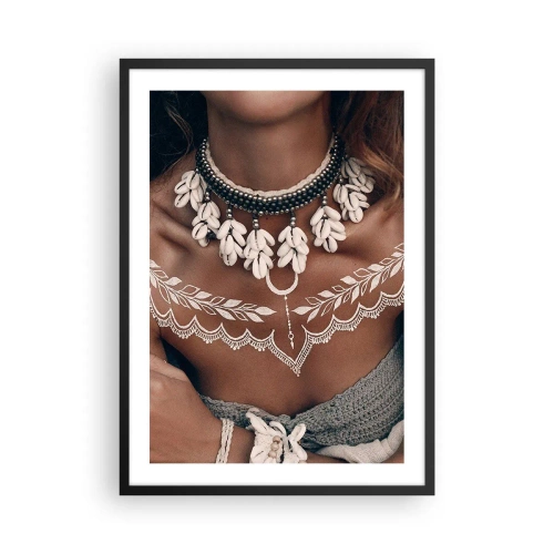 Poster în ramă neagră - Portretul unei femei cu un colier de scoici și un tatuaj alb - 50x70cm - Talismanele, ritualurile feminității - Decorațiune modernă pentru perete pentru living și dormitor ARTTOR