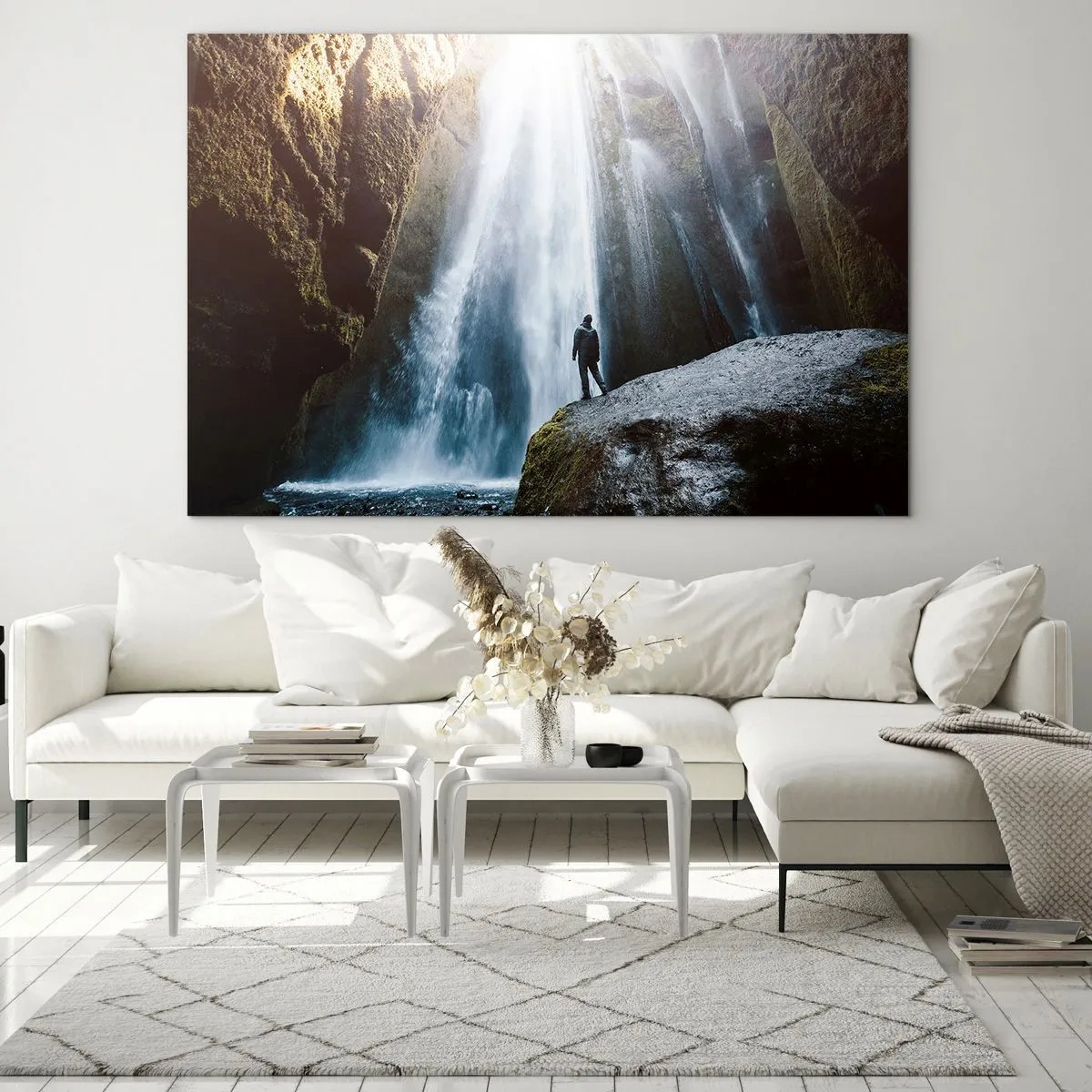 Tablou pe sticlă - Un bărbat stând pe o stâncă în fața unei cascade puternice în lumina soarelui - 70x50cm - Restabilirea proporțiilor - Decorațiune modernă pentru perete pentru living și dormitor ARTTOR
