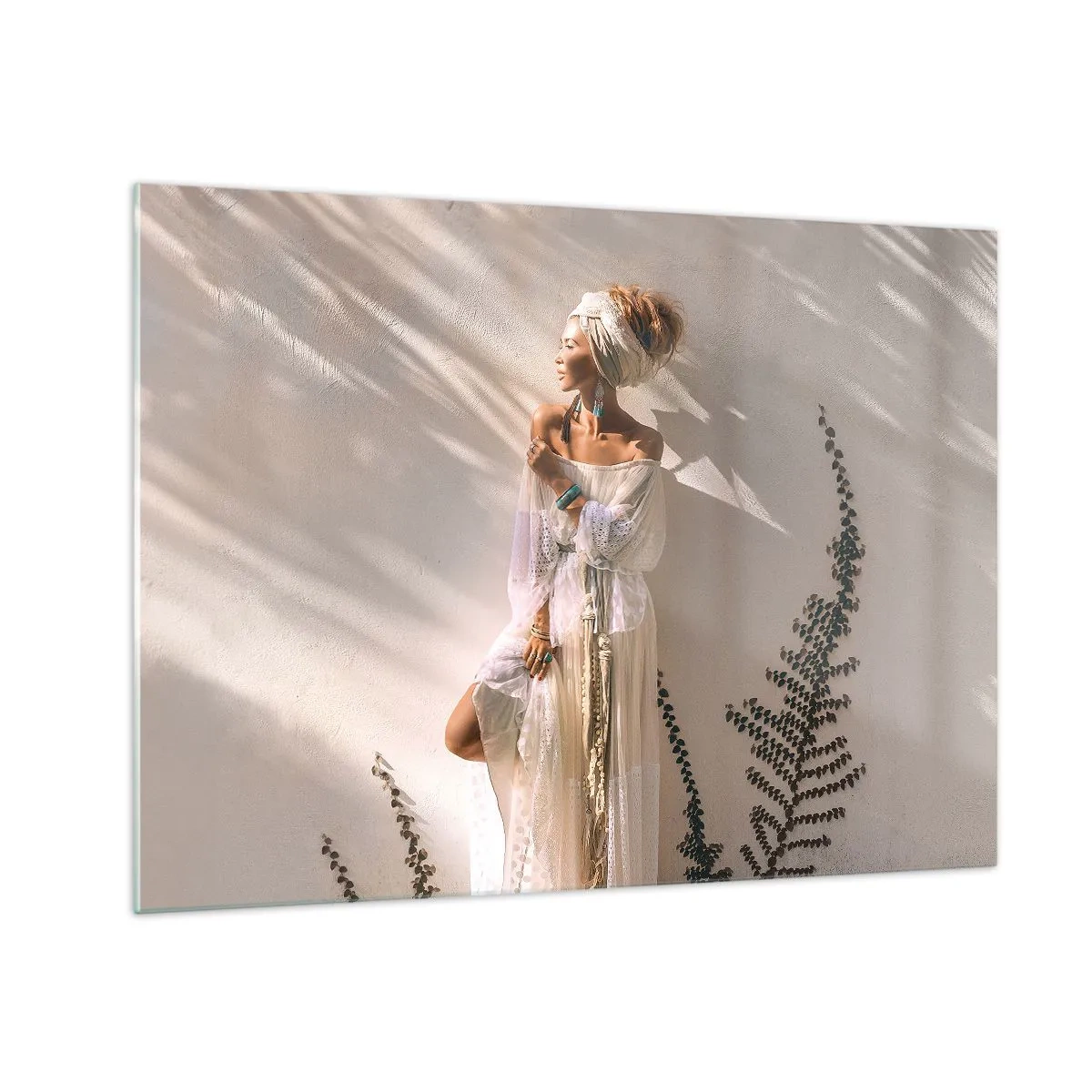 Tablou pe sticlă - O femeie în stil boho pe fundalul unui perete luminos și al umbrelor plantelor - 70x50cm - Soarele și fata - Decorațiune modernă pentru perete pentru living și dormitor ARTTOR