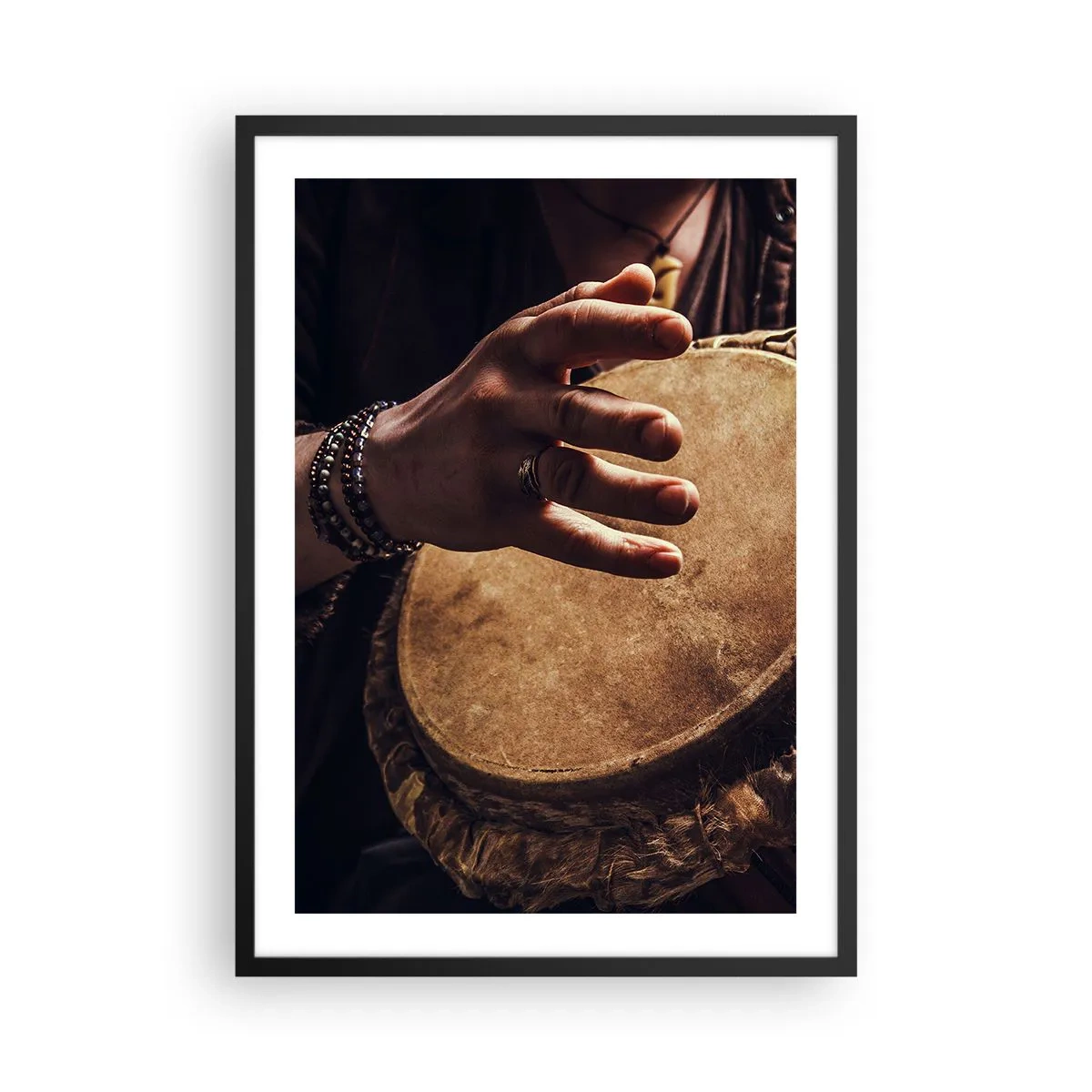 Poster în ramă neagră - O mână cântând la tobă în lumină caldă - 50x70cm - În ritmul inimii - Decorațiune modernă pentru perete pentru living și dormitor ARTTOR