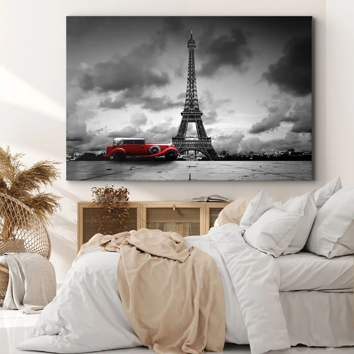 Tablou pe pânză Canvas - Mașină retro roșie în fața Turnului Eiffel, alb-negru - 70x50cm - Nu cu mult timp în urmă, la Paris - Decorațiune modernă pentru perete pentru living și dormitor ARTTOR