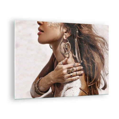 Tablou pe sticlă - Femeie elegantă cu bijuterii și nisip pe piele la plajă - 70x50cm - Regina plajei sălbatice - Decorațiune modernă pentru perete pentru living și dormitor ARTTOR