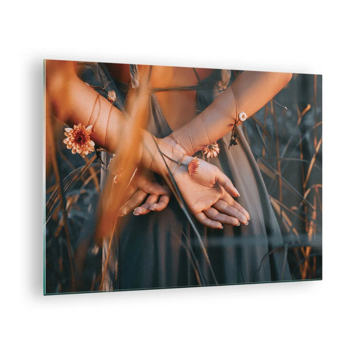 Tablou pe sticlă - Prim-plan cu mâinile împreunate ale unei femei cu flori pe un fundal ierbos - 70x50cm - Legată de natură - Decorațiune modernă pentru perete pentru living și dormitor ARTTOR