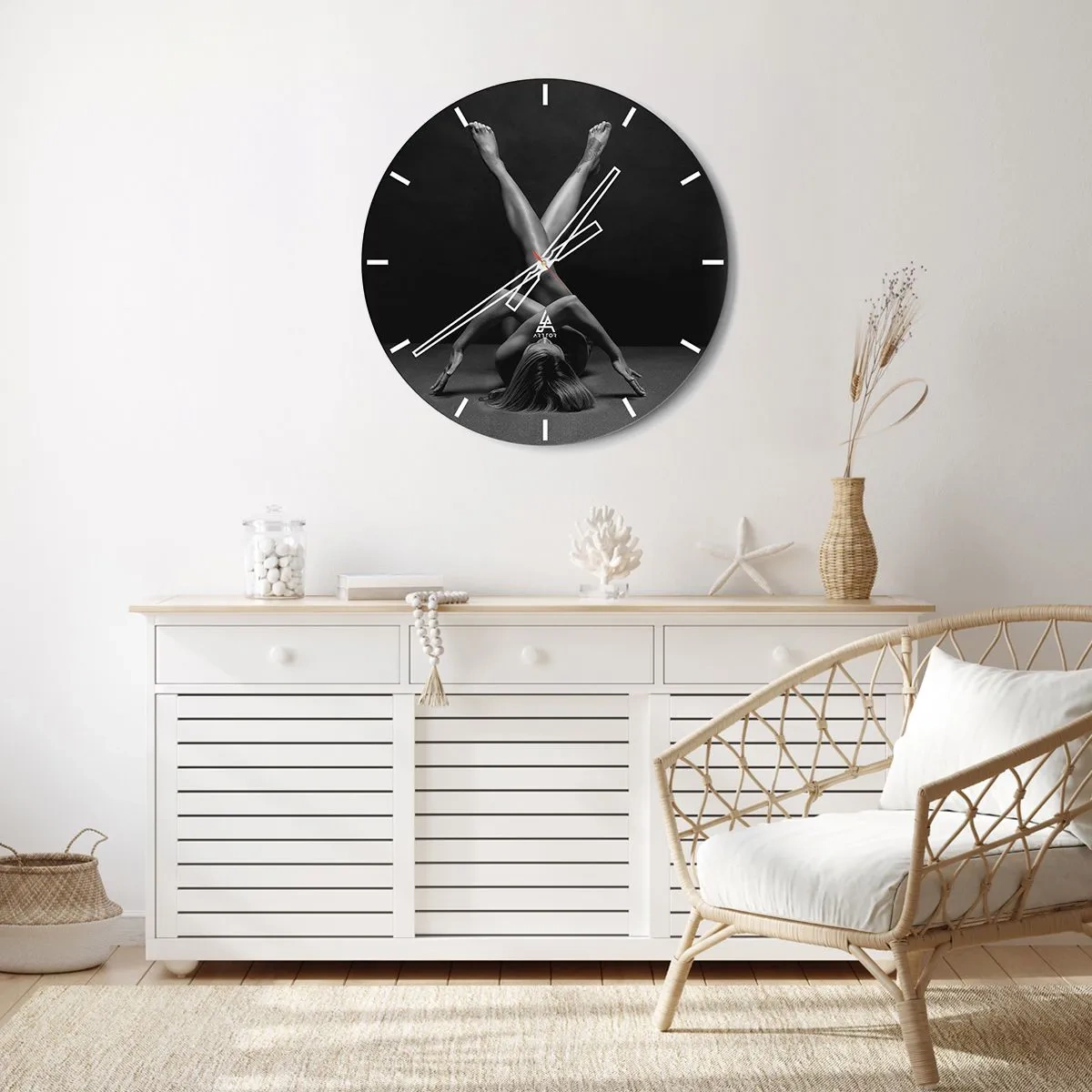 Ceas de perete - Ceas pe sticlă - Siluetă artistică a unei femei într-o poză dinamică pe un fundal negru - 30x30cm - Geometria nudității - Decorațiune modernă pentru perete pentru living, bucătărie și dormitor ARTTOR