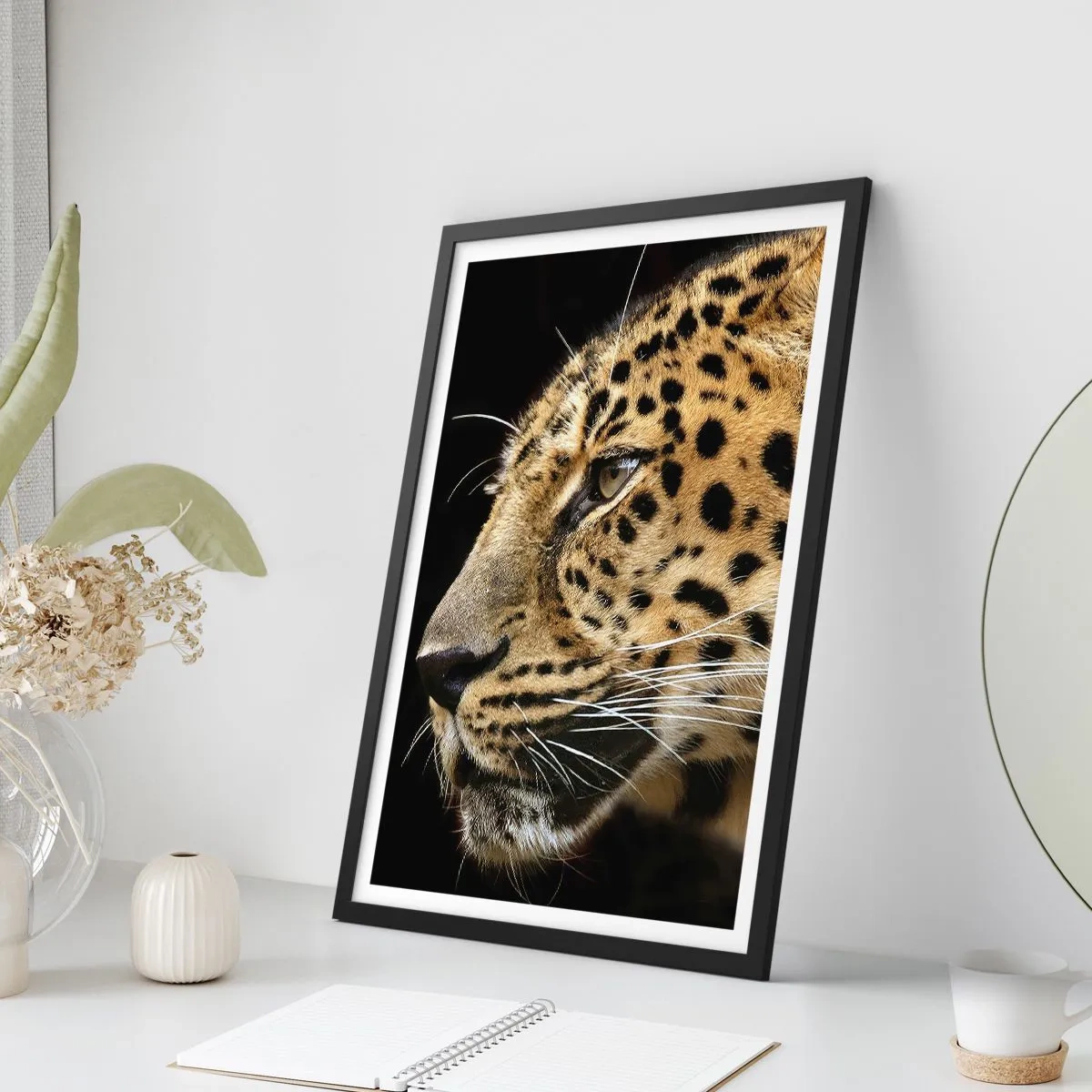 Poster în ramă neagră - Profilul unui leopard pe un fundal întunecat - 50x70cm - Calm, concentrat, pregătit - Decorațiune modernă pentru perete pentru living și dormitor ARTTOR