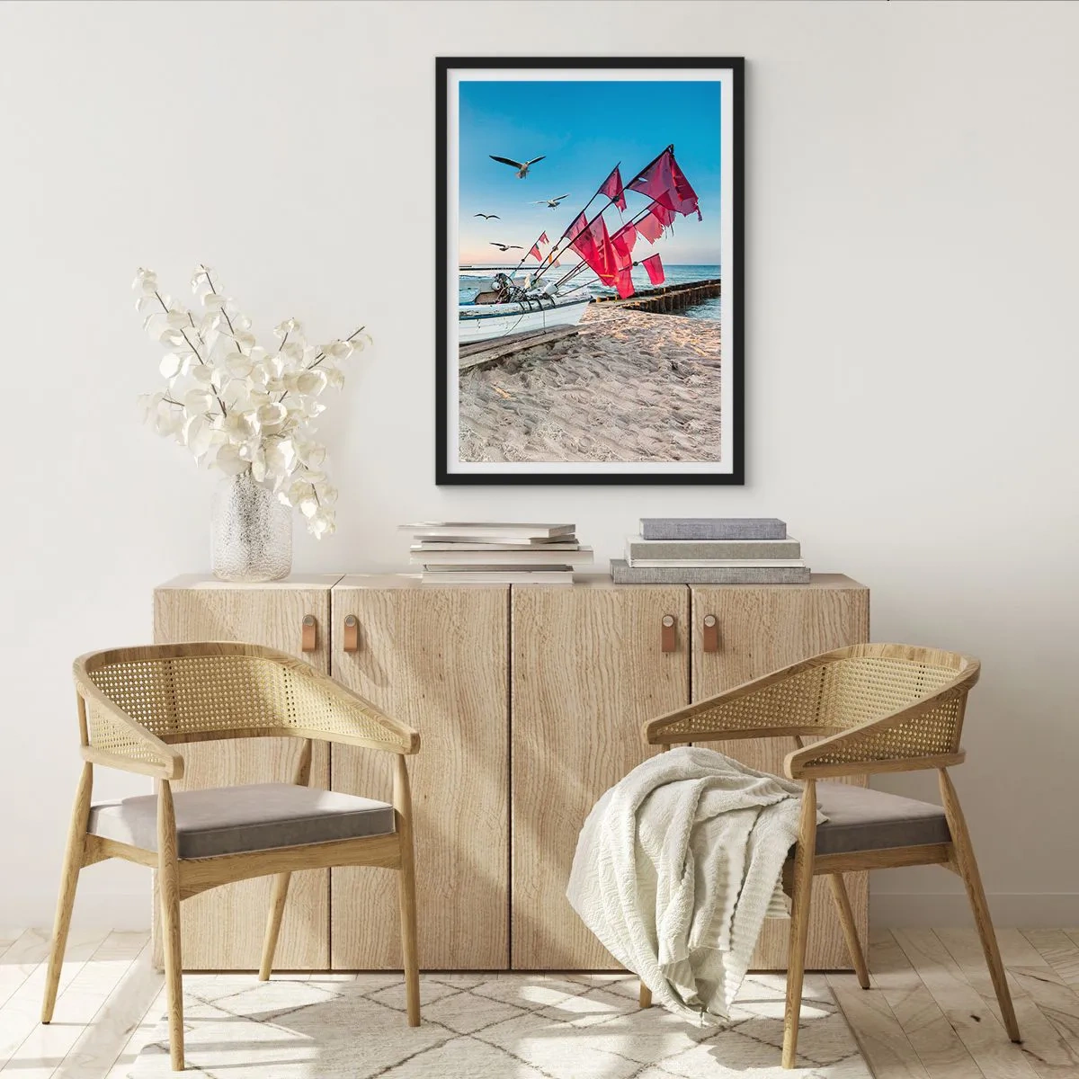 Poster în ramă neagră - Barcă de pescuit cu steaguri roșii pe plajă - 50x70cm - O odihnă binemeritată - Decorațiune modernă pentru perete pentru living și dormitor ARTTOR