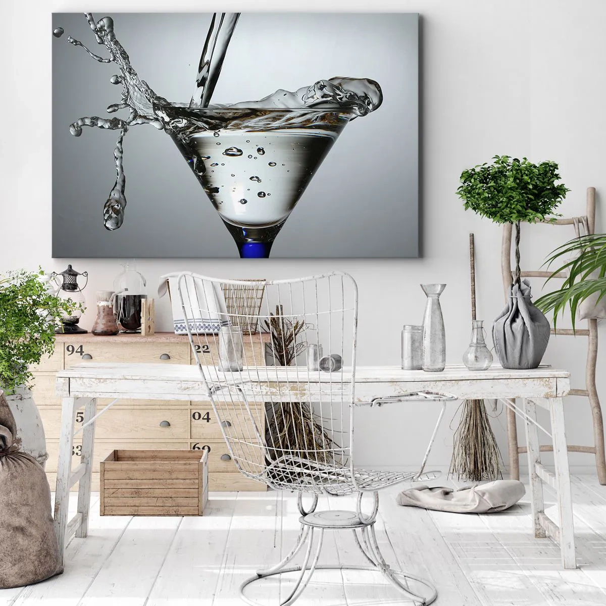Tablou pe pânză Canvas - Pahar Martini cu stropi dinamici de apă pe un fundal deschis. - 70x50cm - La marginea paharului - Decorațiune modernă pentru perete pentru living și dormitor ARTTOR