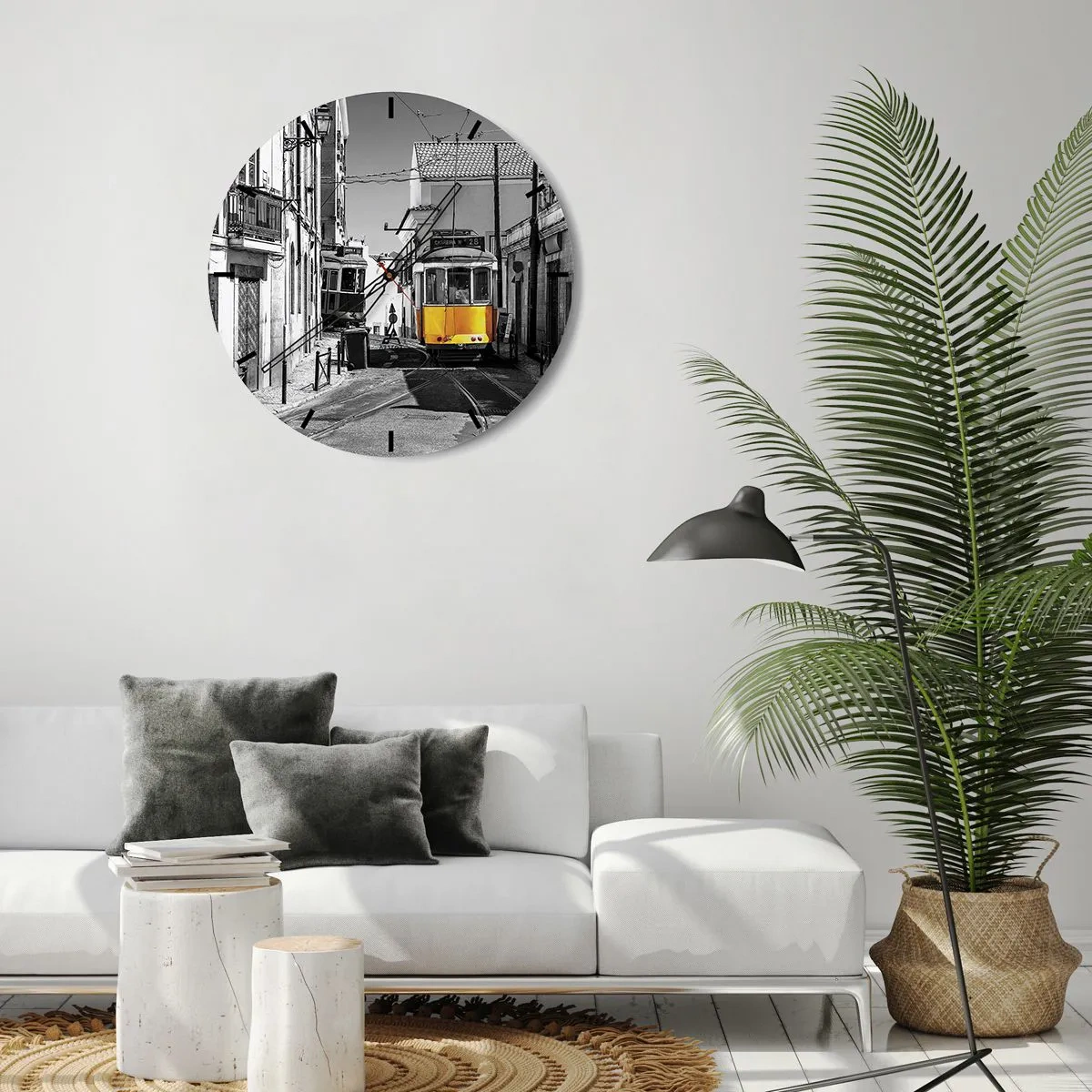 Ceas de perete - Ceas pe sticlă - Un tramvai galben pe o stradă alb-neagră din Lisabona - 30x30cm - Spiritul Lisabonei - Decorațiune modernă pentru perete pentru living, bucătărie și dormitor ARTTOR