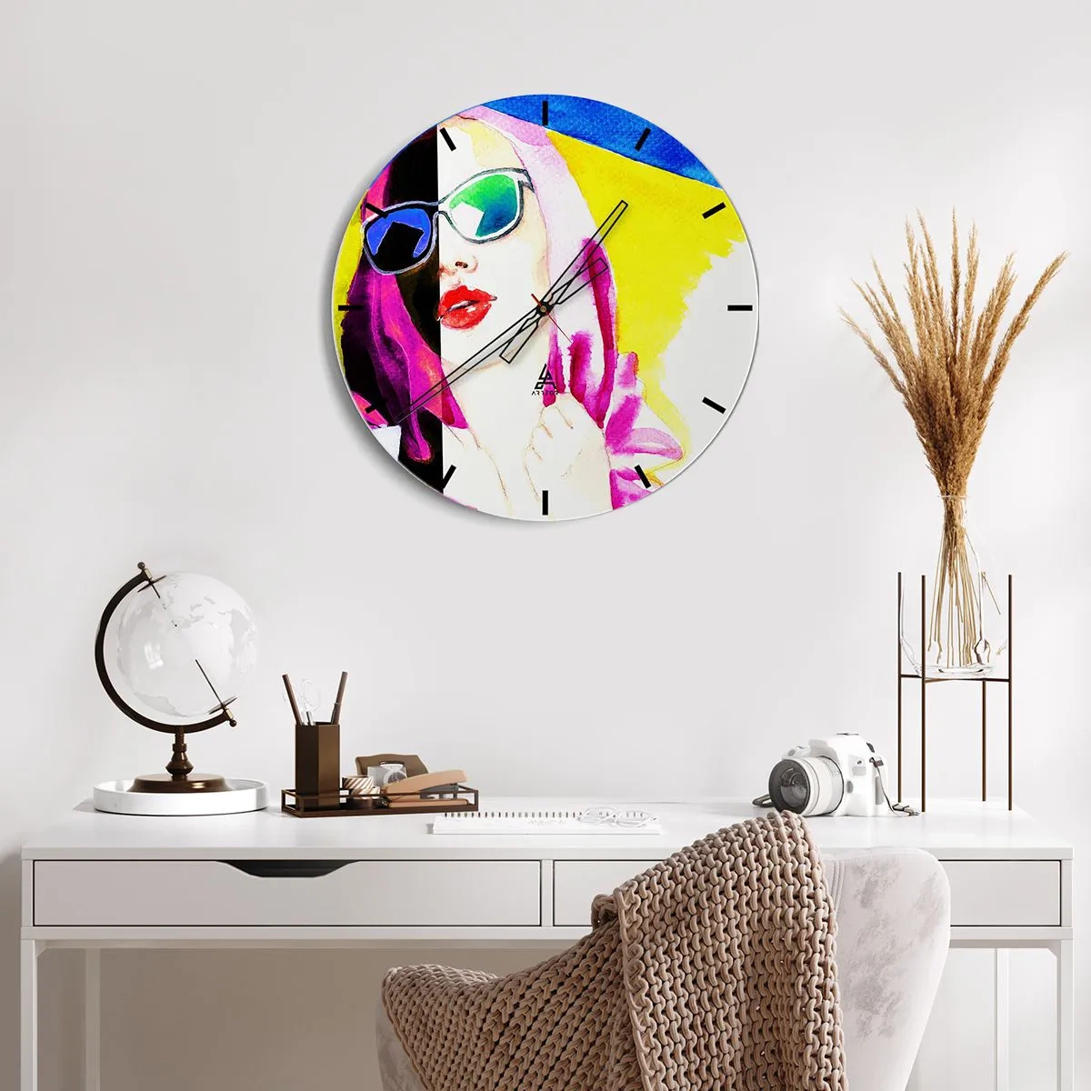 Ceas de perete - Ceas pe sticlă - Femeie cu ochelari pop art - 30x30cm - Nu sunt albă și nu sunt neagră - Decorațiune modernă pentru perete pentru living, bucătărie și dormitor ARTTOR