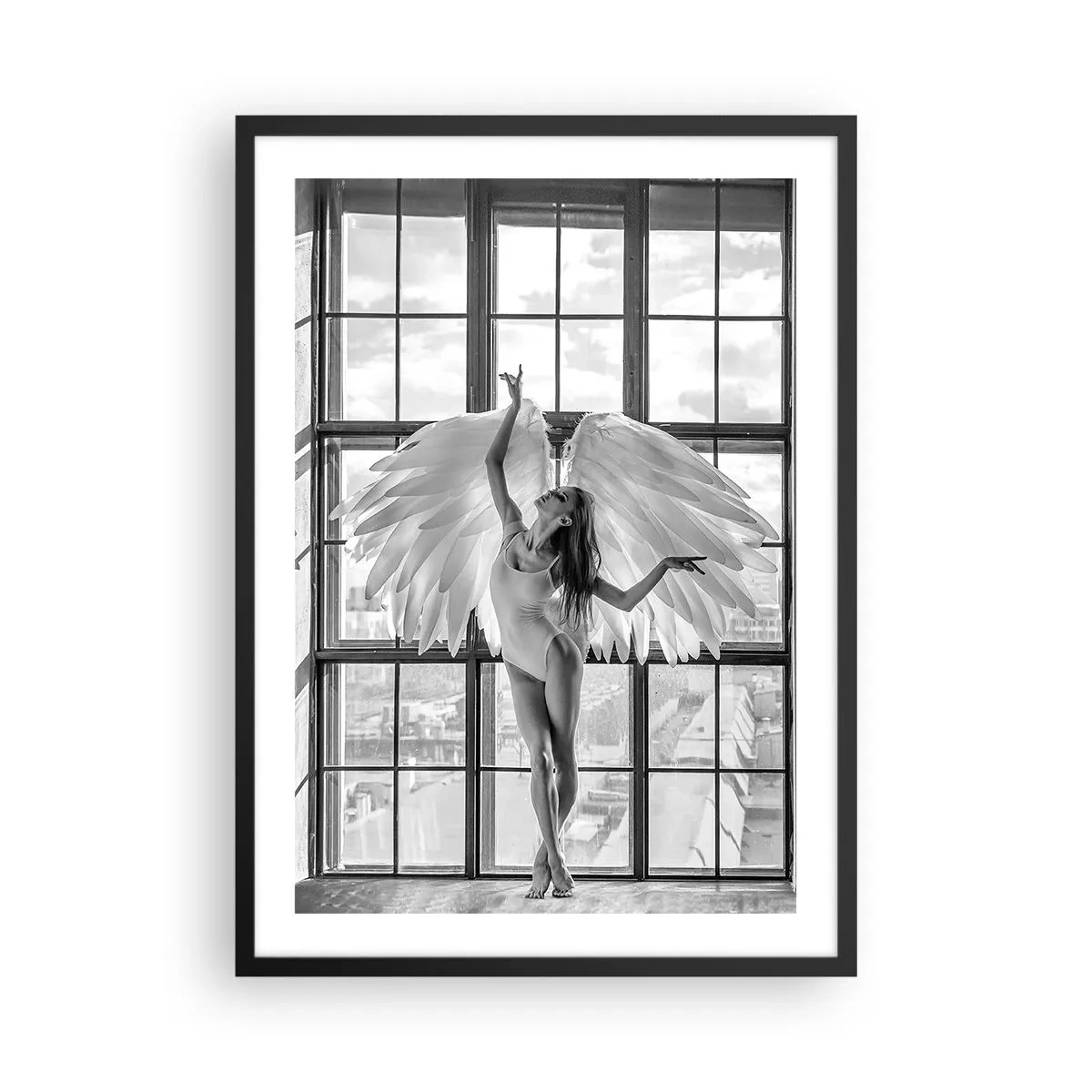 Poster în ramă neagră - O figură cu aripi de înger pe fundalul unei ferestre - 50x70cm - Orașul îngerilor dansatori? - Decorațiune modernă pentru perete pentru living și dormitor ARTTOR