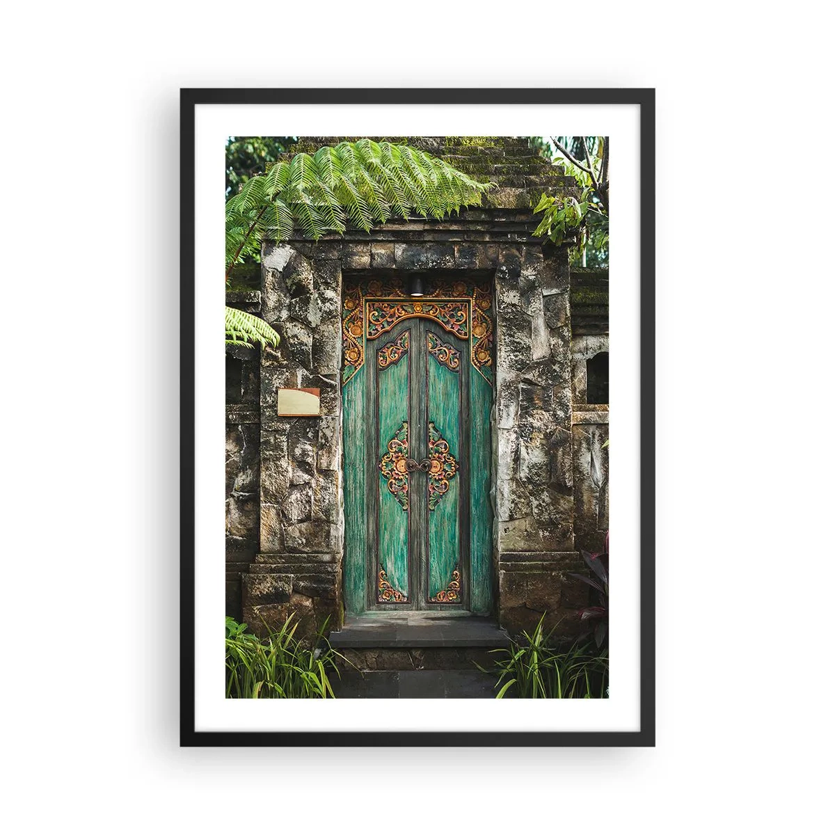 Poster în ramă neagră - Ușă rustică cu ornamente orientale în verde - 50x70cm - O ușă către o lume exotică - Decorațiune modernă pentru perete pentru living și dormitor ARTTOR