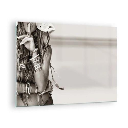 Tablou pe sticlă - O femeie în bijuterii cu degetul la buze într-o fotografie artistică - 70x50cm - Ca o fată - Decorațiune modernă pentru perete pentru living și dormitor ARTTOR