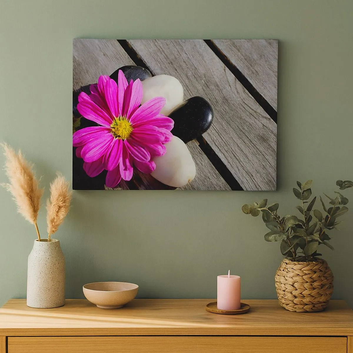 Tablou pe pânză Canvas - Floare roz pe un fundal de plăci de lemn cu pietre - 70x50cm - Odihnă pe dig - Decorațiune modernă pentru perete pentru living și dormitor ARTTOR