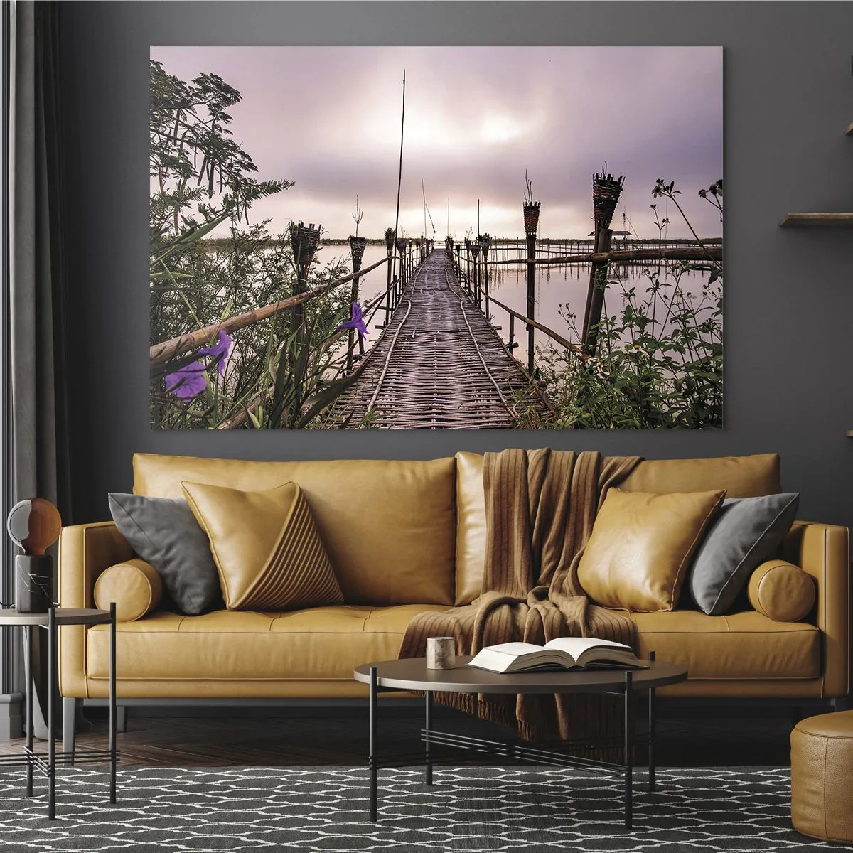 Tablou pe sticlă - Un pod de bambus care traversează lacul, înconjurat de plante și flori - 70x50cm - Pacea și liniștea Asiei - Decorațiune modernă pentru perete pentru living și dormitor ARTTOR
