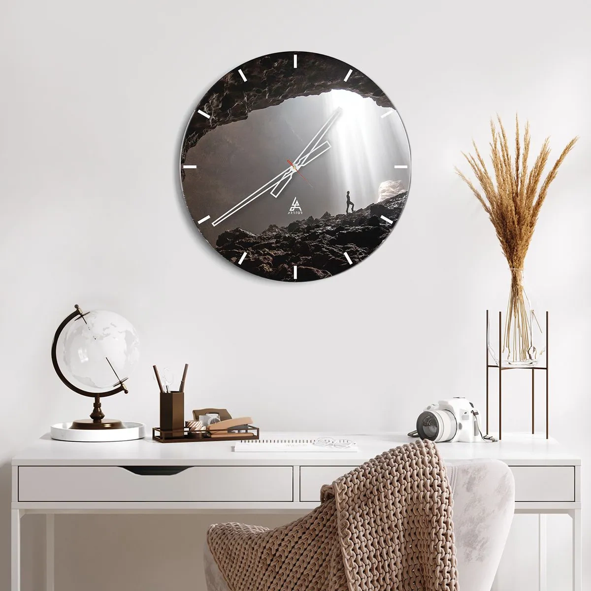Ceas de perete - Ceas pe sticlă - figură într-o peșteră iluminată de raze de lumină - 30x30cm - Grota luminoasă - Decorațiune modernă pentru perete pentru living, bucătărie și dormitor ARTTOR