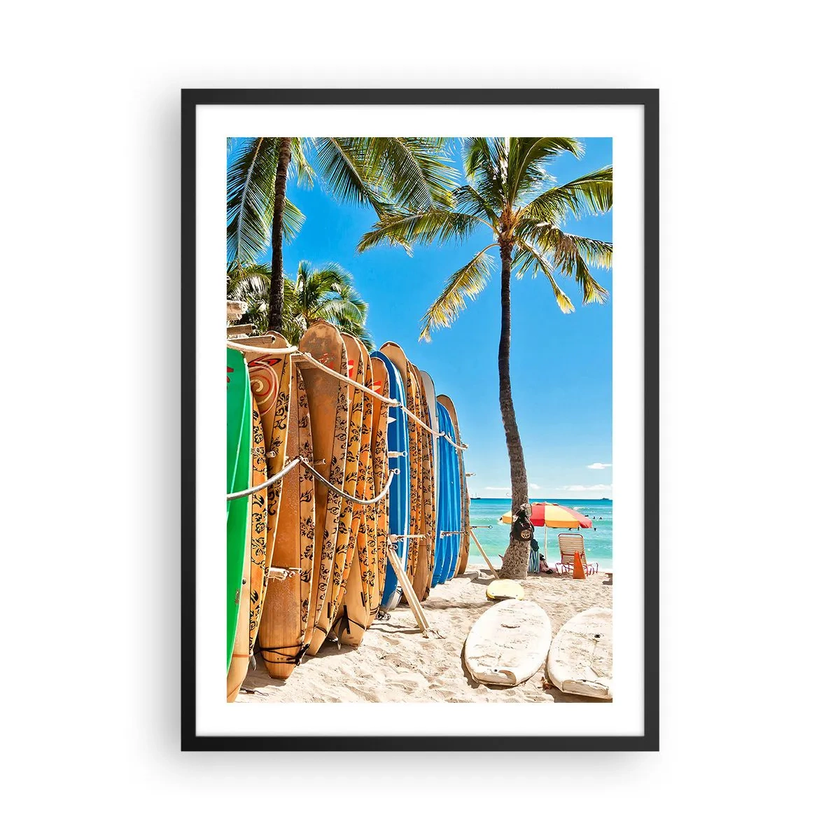 Poster în ramă neagră - Placi de surf pe o plajă cu palmieri și cer albastru - 50x70cm - Distracție însorită - Decorațiune modernă pentru perete pentru living și dormitor ARTTOR