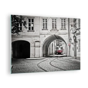 Tablou pe sticlă - Tramvai alb-negru pe o stradă veche - 70x50cm - Printr-un labirint urban - Decorațiune modernă pentru perete pentru living și dormitor ARTTOR