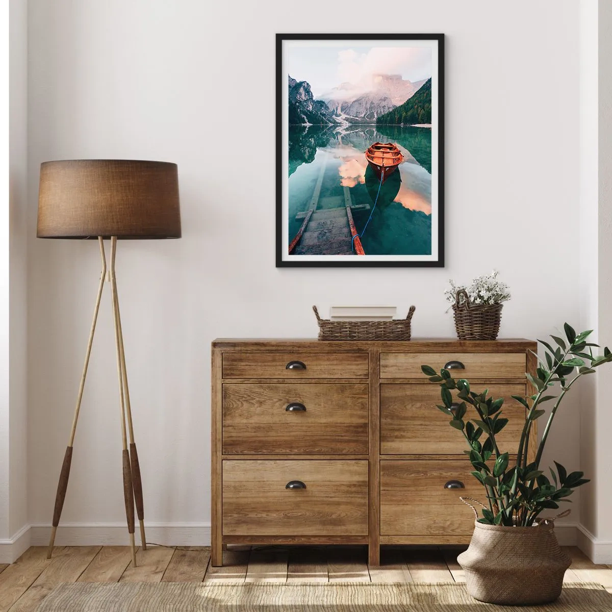 Poster în ramă neagră - O barcă de lemn pe un lac liniștit înconjurat de munți - 50x70cm - Somnul liniștit al munților - Decorațiune modernă pentru perete pentru living și dormitor ARTTOR