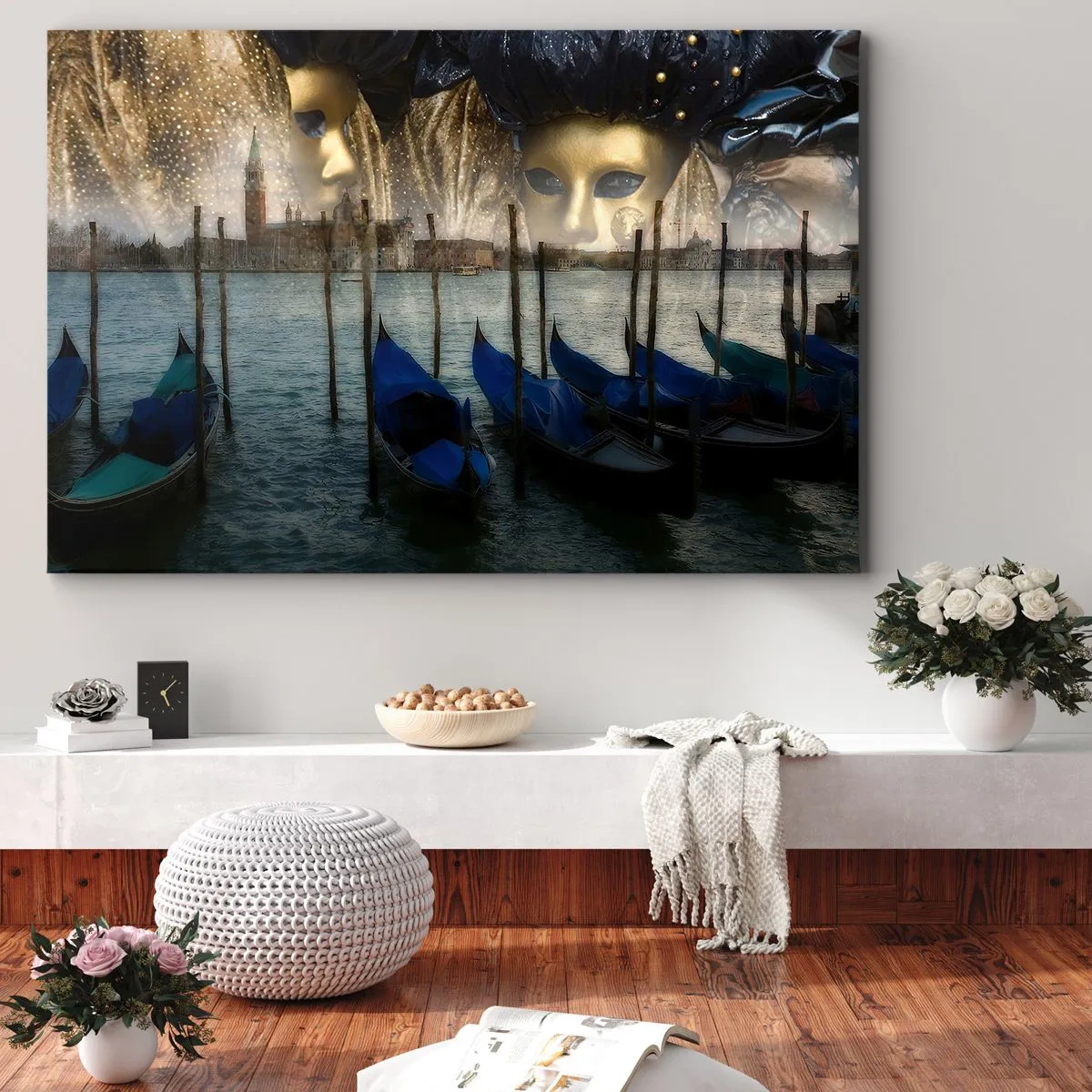 Tablou pe pânză Canvas - Măști și gondole de carnaval venețiene pe fundalul orașului și al apei - 70x50cm - Să înceapă carnavalul - Decorațiune modernă pentru perete pentru living și dormitor ARTTOR