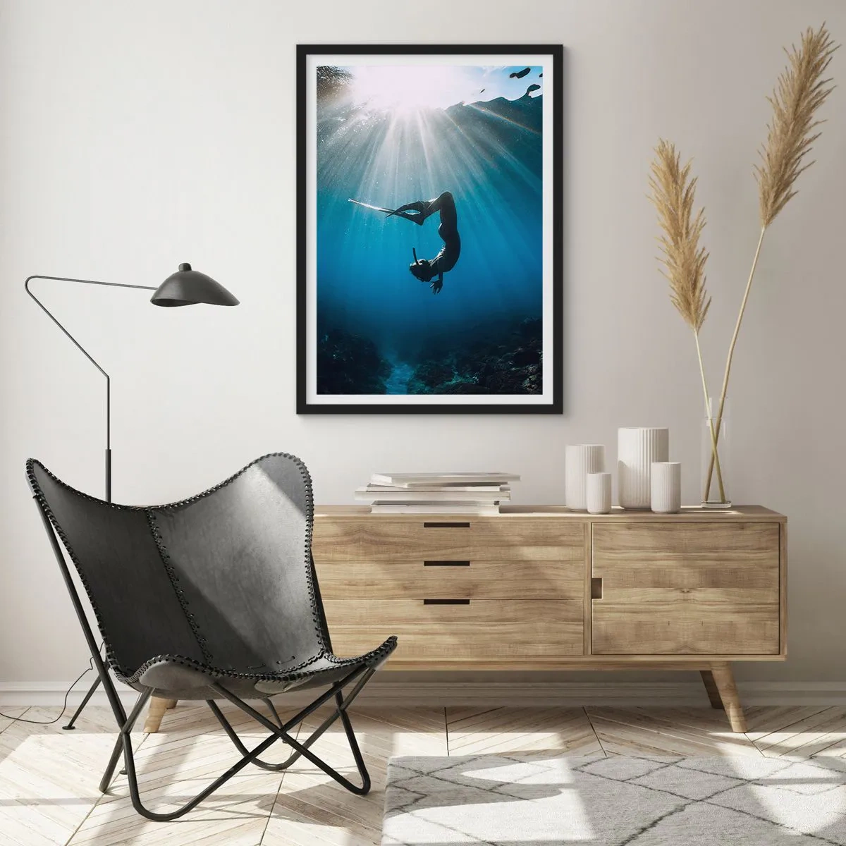 Poster în ramă neagră - Scafandru în razele de lumină sub apă - 50x70cm - Dans subacvatic - Decorațiune modernă pentru perete pentru living și dormitor ARTTOR