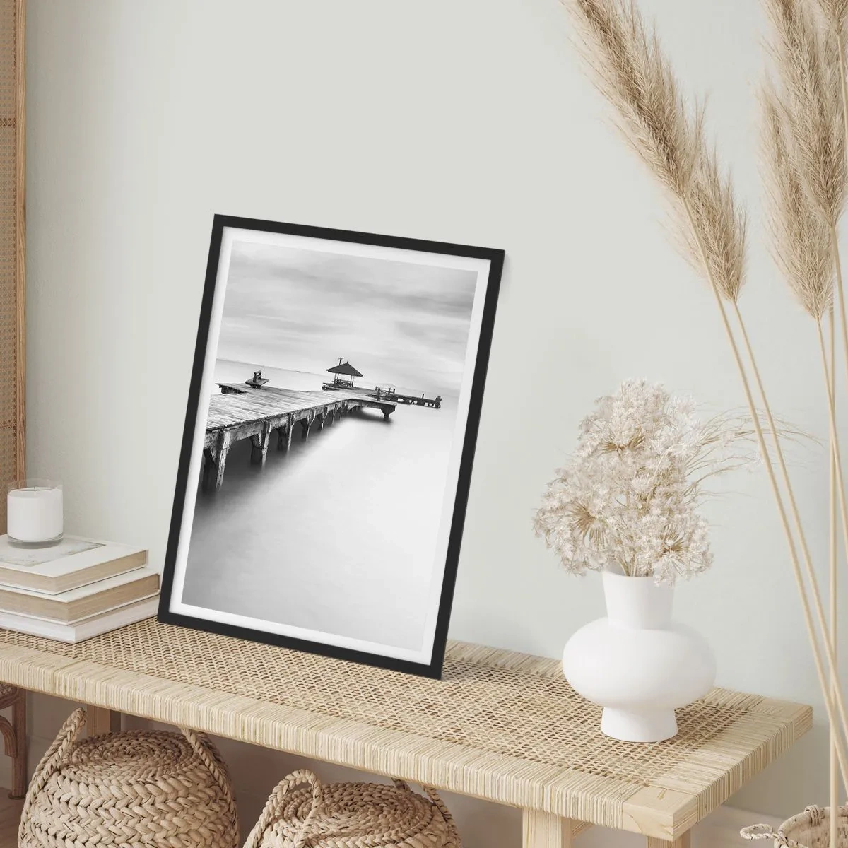 Poster în ramă neagră - Un dig alb-negru peste o mare calmă - 50x70cm - În depărtare - Decorațiune modernă pentru perete pentru living și dormitor ARTTOR